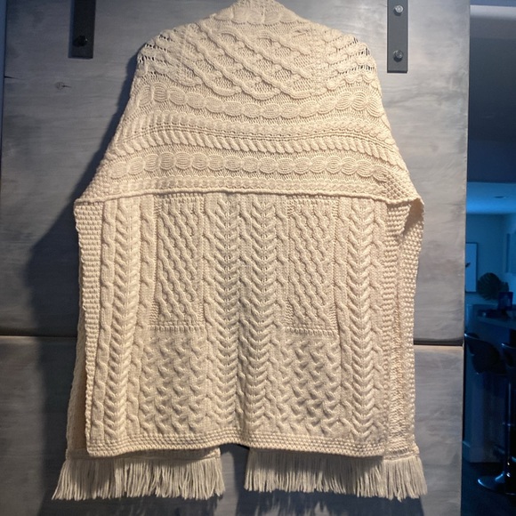 Aran Crafts 100% Merino Wool Knitted Shawl with 2 pockets and Fringe Detail. - Picture 3 of 5